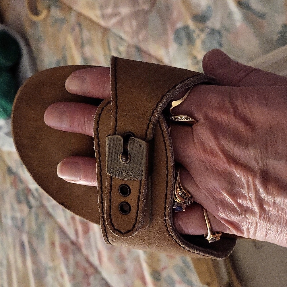 Vintage Dr Scholl sandals. Beige in excellent condition. Size 8.
